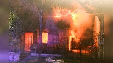 FUEGO. El hecho trágico produjo pérdidas totales en la vivienda..