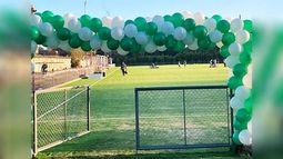 GLOBOS. Así lució el ingreso a la cancha de Los Pinos..