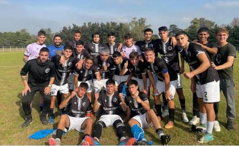 FELICIDAD. La reserva de Real Pilar celebra su tercer triunfo en fila.