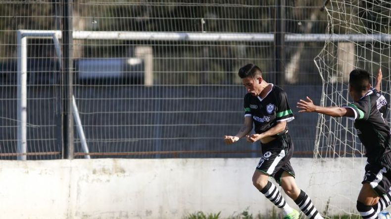 GRITÓ EL PAPA. Leonel Rodríguez lo canta con alma y vida. Fue el 3-0..