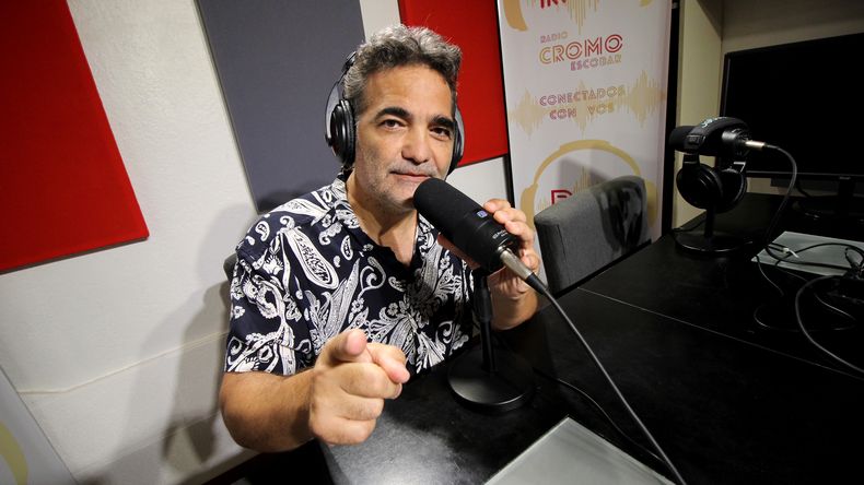 Martín Pozzo en el estudio de Radio Cromo, uno de los proyectos paralelos a La Negra.