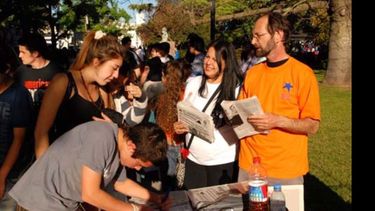 Los socialistas llevaron a la plaza su campaña contra la re-re..
