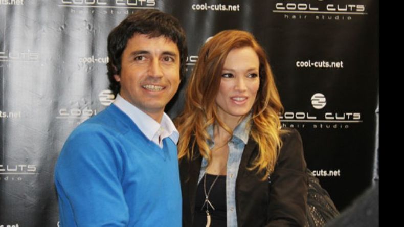 Álvaro Rivas, propietario de Cool Cuts, junto a la actriz Claudia Albertario..