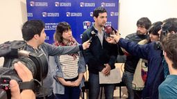 RECLAMO. La diputada Lucía Portos y el concejal, Juan Pablo Roldán. .