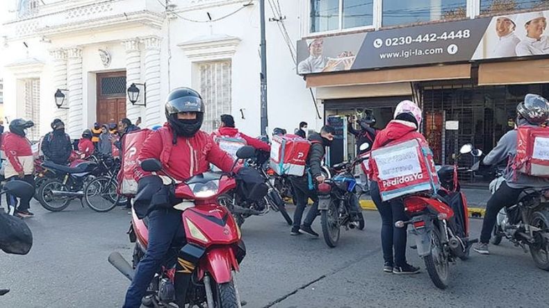 EN MOTO. Unos 50 trabajadores se movilizaron a la municipalidad. Hay unos 300 en el distrito. .