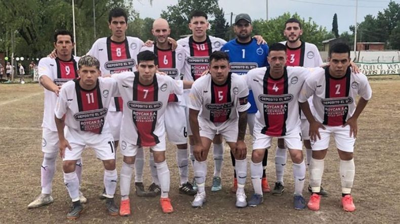 PUNTERO. El once titular de Villa Rosa que ganó en la Villa Verde..