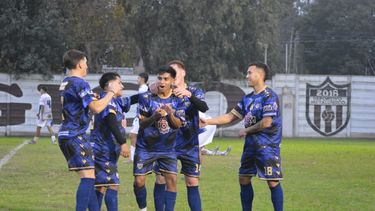 FESTEJO. Domínguez y compañía aplauden; Metalúrgico quiere sumar en Glew. FESTEJO. Domínguez y compañía aplauden; Metalúrgico quiere sumar en Glew.