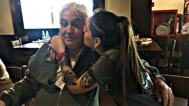 En Familia. Carla con su papá, Carlos, que renunció a los Bomberos en repudio a la expulsión de la joven..