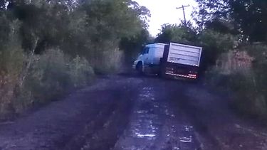 Sinsernadie / @mercedesningo. Único acceso al barrio. Barro hasta las rodillas. Camión encajadísimo. Manzanares, a 3 kilómetros de los countries + cotizados de la zona, Pilar. @FedericoAchaval 4 años y ni un empedrado! Ni hablar si tenemos una urgencia! #SantaColoma.