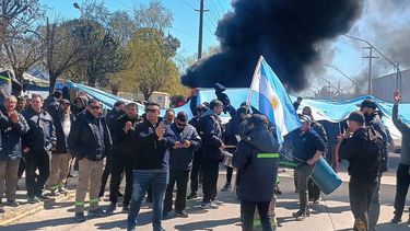 POTESTA. Trabajadores de ILVA mantienen cortado uno de los principales caminos del Parque Industrial.