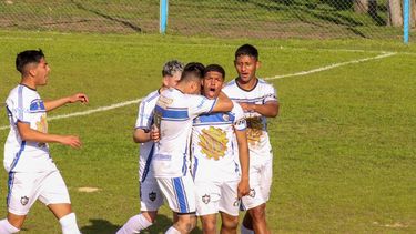 DESAHOGO. Leandro De Robertis acaba de marcar el gol del triunfo para Metalúrgico y sus compañeros festejan con él.