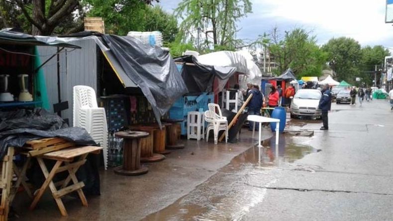BAJO AGUA. Los puestos cubiertos de bolsas. Los primeros días dejaron muy pocas ventas a causa del mal clima..