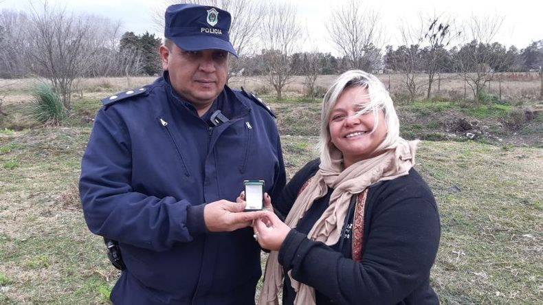 Adriana García le da el anillo en custodia a Mauro Dante Zacarías..