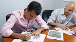 CONVENIO. Ducoté selló el acuerdo con Ramón lanus, del AABE..