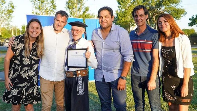 SALUDO. Achával participó del cierre de los talleres de adultos mayores..