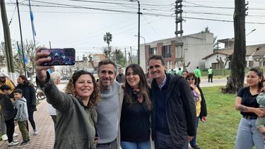 SELFIE. Achával y Katopodis recorrieron las obras en el centro de Del Viso. &nbsp;