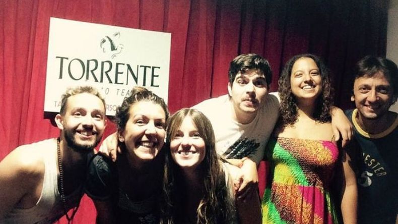 SE ACABARON LAS VACACIONES. Comienza marzo y con él, la actividad teatral fuerte. La Comedia del Pilar se presentará con la obra “Orégano” en Espacio Teatral Torrente. En la foto: Agustín Ricca, Natalia Ledesma, Paz Olivieri, Pablo Larroca, Laura Domínguez Lase y Martín Simeoni..