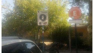 CARTELES. En Del Viso está todo listo, en Derqui los comerciantes lo rechazan..