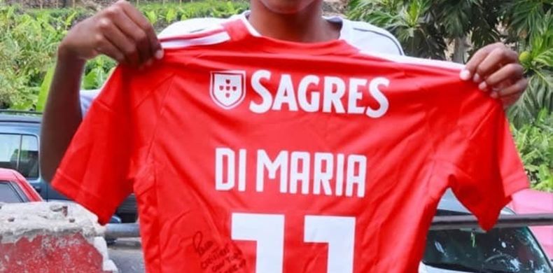 Cristien Gomes con la camiseta autografiada de Di María. (Clarín)..png