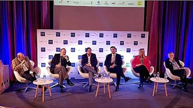 PANEL. El IAE albergó un cruce de miradas sobre el presente..
