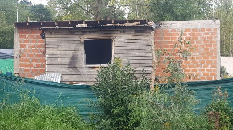 CONTROLADO. El fuego alcanzó dos ambientes y el techo de la vivienda..