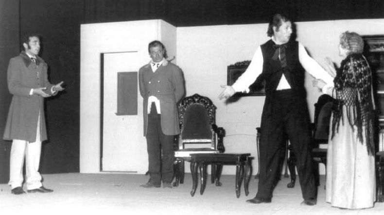 DEBUT. Titi Villar con Milagros de la Vega en un tramo de &ldquo;Israfel&rdquo;, la obra que dio inicio al Teatro Municipal &Aacute;ngel Alonso, en aquel momento Lope de Vega.