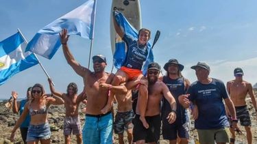 MEDALLA DE ORO. Cosoleto es llevada en andas tras la consagración en Playa Venao.