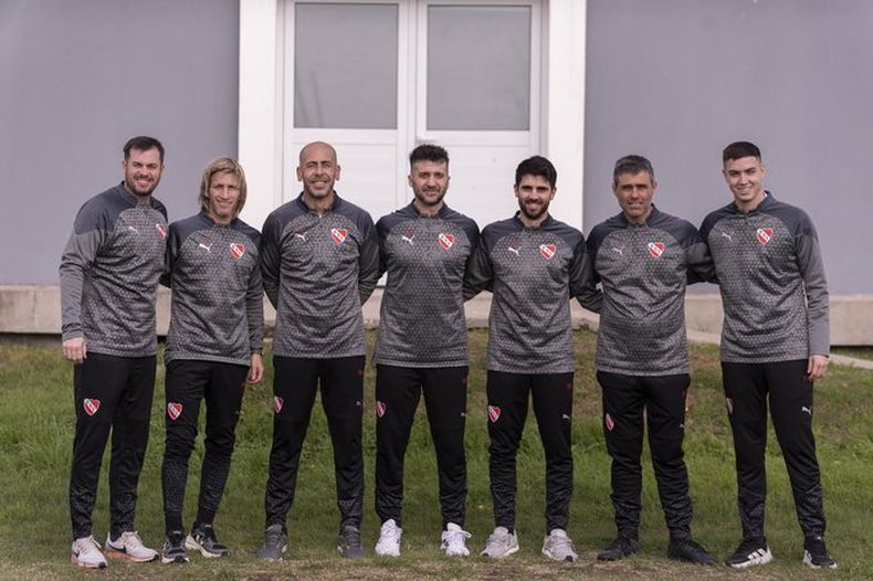 AYUDANTE DT. Machín (2º en la foto) junto al cuerpo técnico de Independiente.