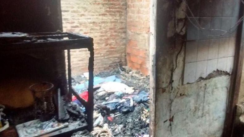 Una de las casas destruida por las llamas. Foto de Claudia Zakhem..