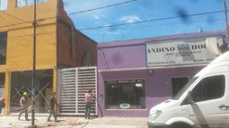 La caída de una medianera destruyó una mueblería del centro