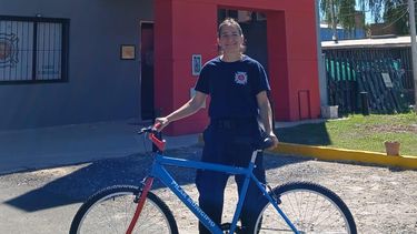 Noelia vuelve a contar con una bici para poder desplazarse hacia el Cuartel Central de Bomberos.&nbsp;