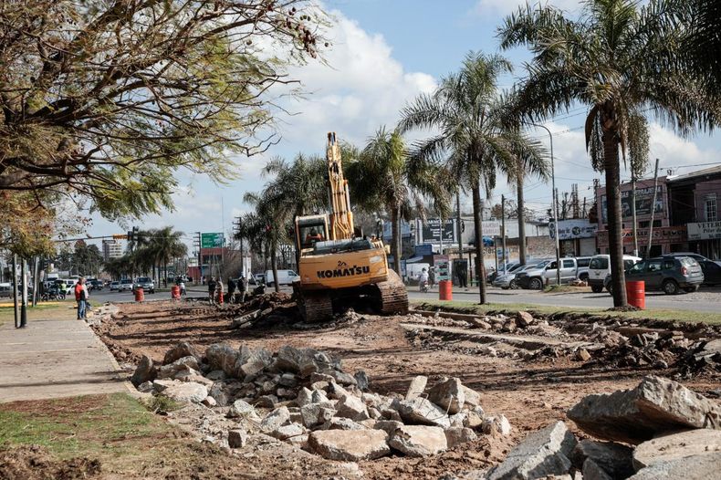 RECORRIDA. Soledad Peralta supervisó los trabajos en la ruta 8.