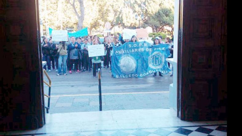 EN PUERTA. Los auxiliares se manifestaron en la puerta del municipio..