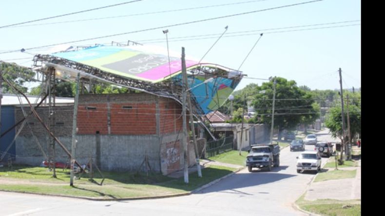 Carteles voladores. Los rastros del temporal sufridos por un cartel de publicidad ubicado en la entrada del barrio Agustoni. Claro está que no fue el único caso ya que la misma situación se repitió en diversos puntos del distrito..