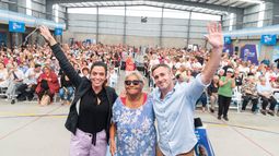 SALUDOS. Volnovich y Achával presentaron el plan junto a cientos de jubilados. &nbsp;