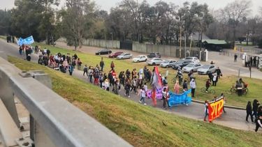 PROTESTA. Momento en que los manifestantes deciden bajar a la colectora.