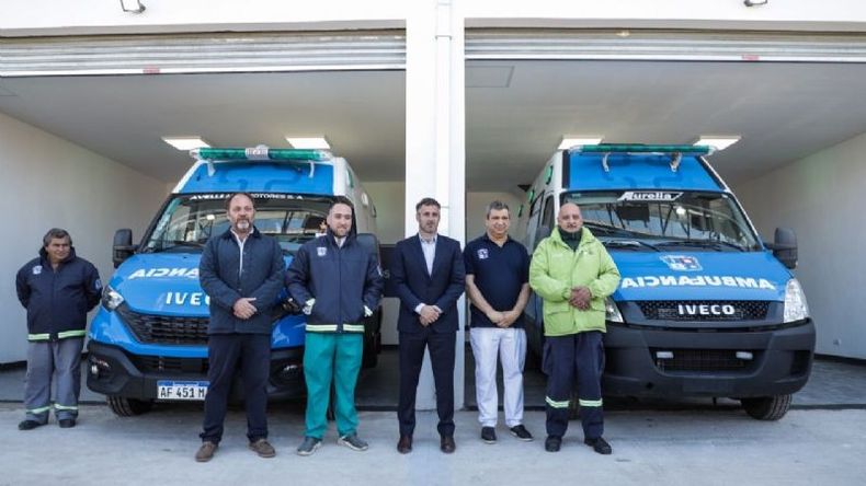 Achával, funcionarios y trabajadores durante la inauguración de la base de ambulancias..
