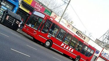 Línea de micros gratis para reemplazar al tren (foto @Transito_BsAs).