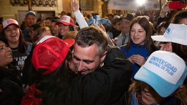 ABRAZO. El intendente Federico Achával con los cientos de pilarenses que esperaron la sanción de la ley en las puertas del Senado.&nbsp;