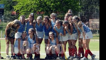 Espuma. Las chicas de la Quinta División de San Patricio A, ganaron su zona y van por el título..