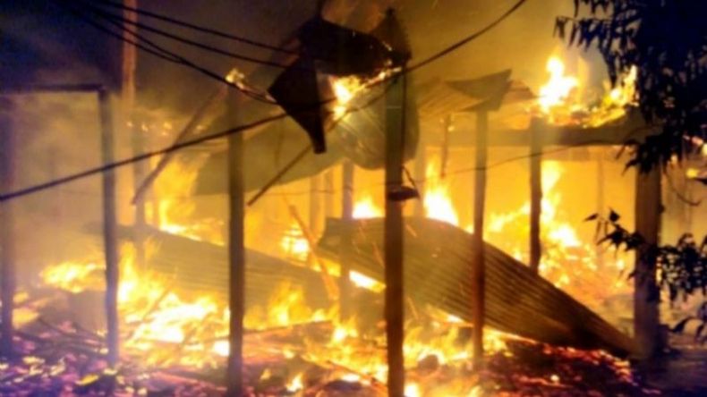 El ocupante de la casa logró salir ileso y las pérdidas materiales fueron totales. Foto@juancaimpacto.