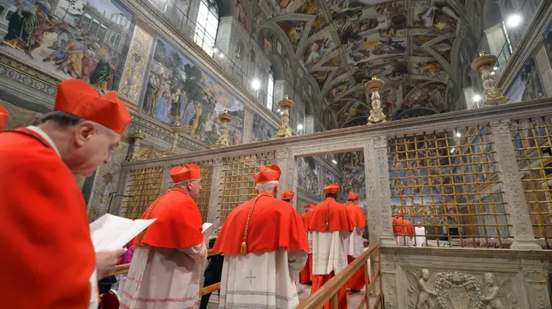 Cardenales ingresando al Cónclave de 2013. (lmneuquen.com)..webp