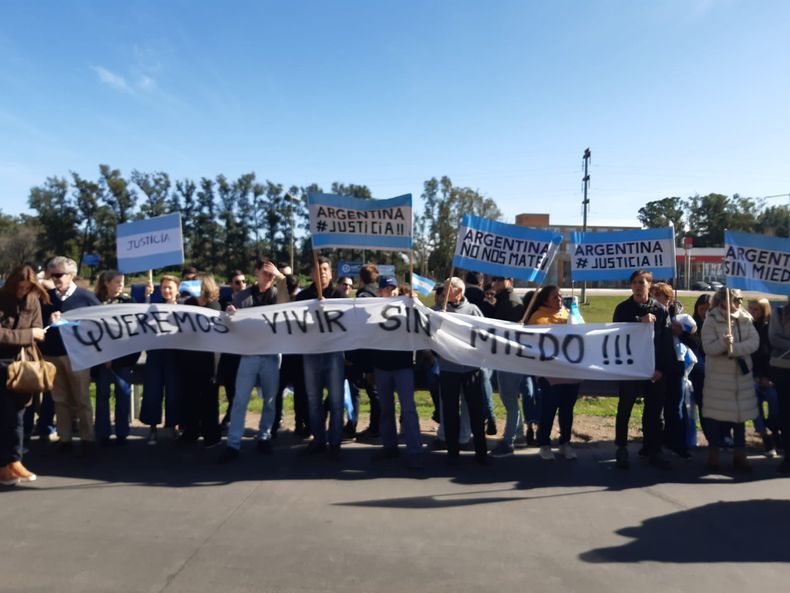 La gente comenzó a llegar alrededor de las 9 a la puerta del Juzgado de Menores.
