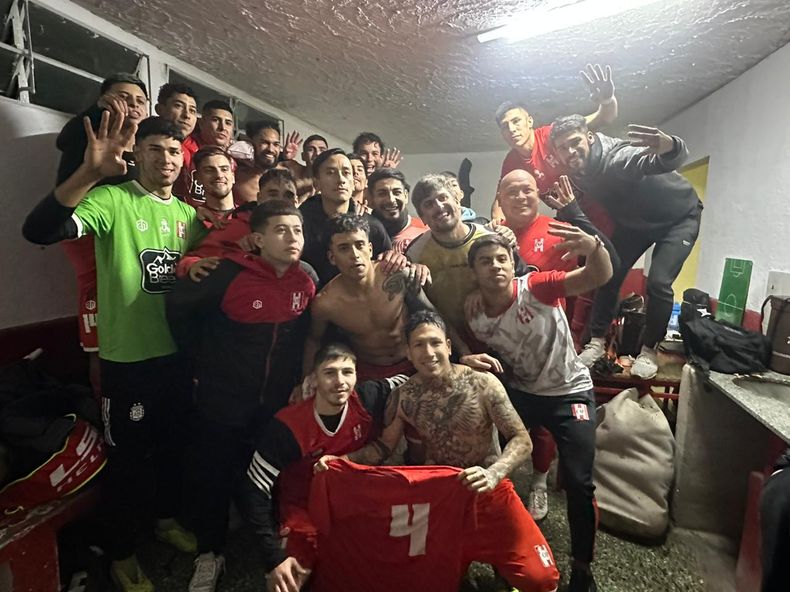 FELICIDAD. Los jugadores de Atlético festejan en el vestuario la goleada ante Abrojal.