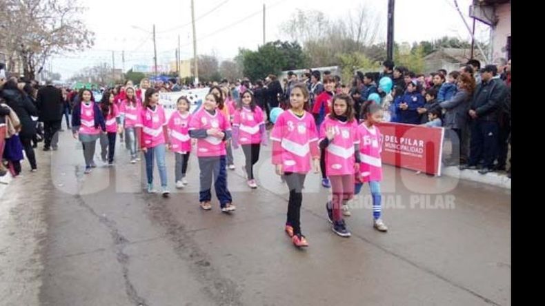 PASO. Los chicos de la Sociedad de Fomento desfilaron en su barrio..