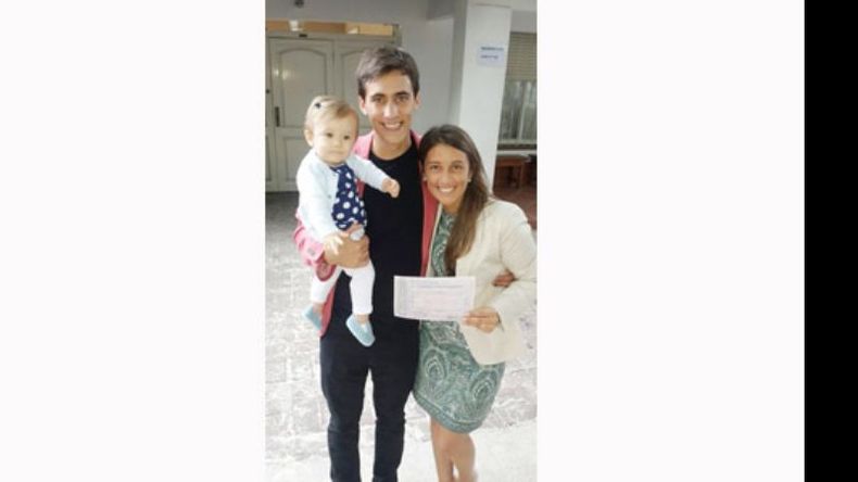 RECIÉN CASADOS. Nuestro compañero de El Diario Agustín Walter, junto a su flamante esposa Laura y la hija de ambos, Agustina. Toda la redacción les desea muchas felicidades..