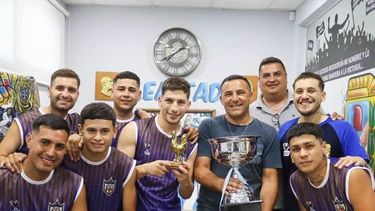 COPA EN MANO. El plantel de futsal de Metalúrgico que renovó para la temporada 2024.