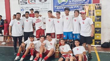 El equipo de la Quinta División de Sportivo con la copa de campeón..