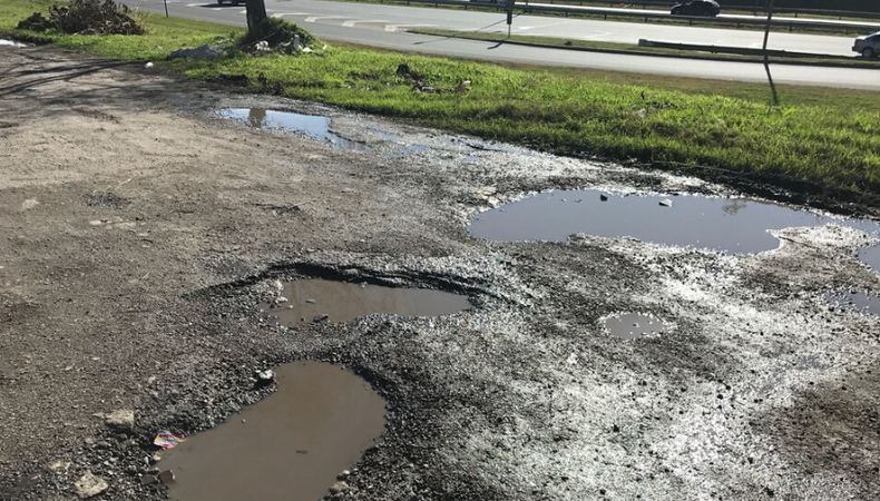 Algunos tramos de las colectoras de Panamericana est&aacute;n plagados de pozos.