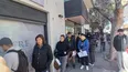 COLAS. Una fila de cientos de aspirantes a un empleo generó alerta en el comercio.